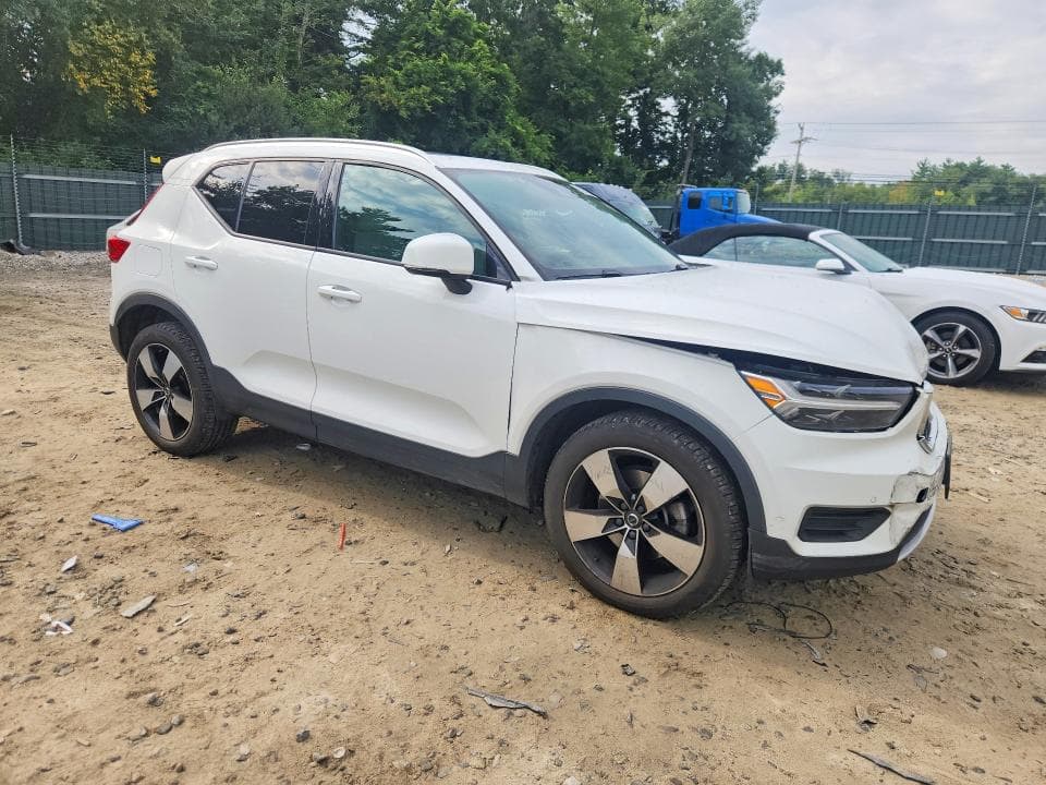 2020 VOLVO XC40 T5 MOMENTUM 4