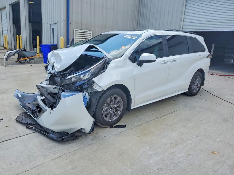 2025 TOYOTA SIENNA XLE 8-PASSENGER