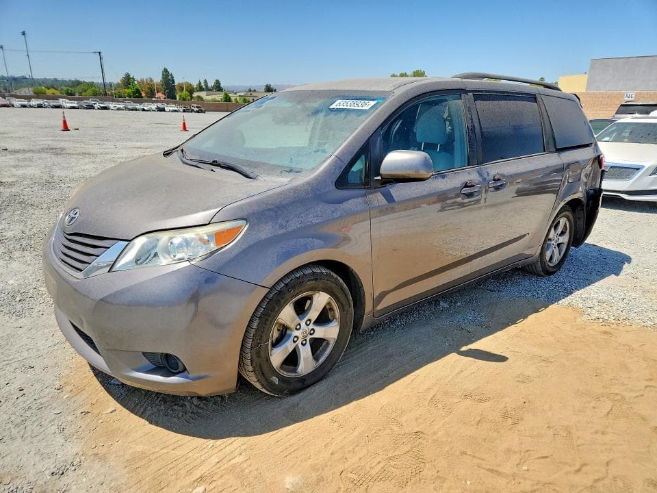 2017 TOYOTA SIENNA LE - 1