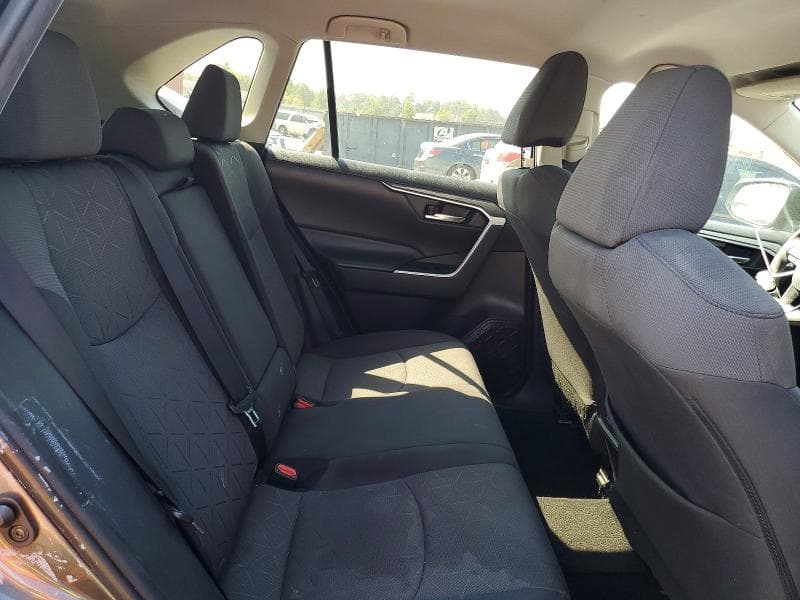 2021 TOYOTA RAV4 XLE 10
