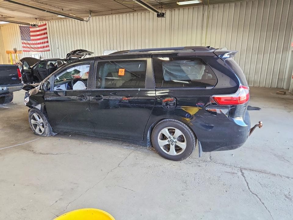 2018 TOYOTA SIENNA LE 2