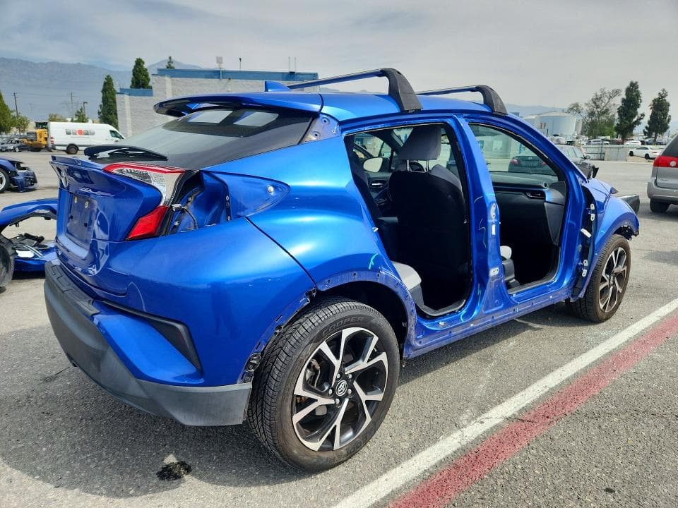 2019 TOYOTA C-HR XLE 3