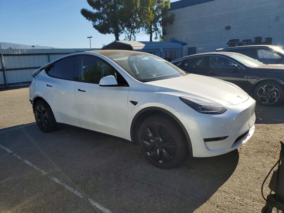 2024 TESLA MODEL Y 4
