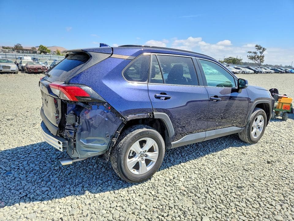 2021 TOYOTA RAV4 XLE 3