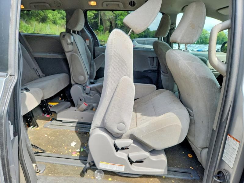 2017 TOYOTA SIENNA LE 10