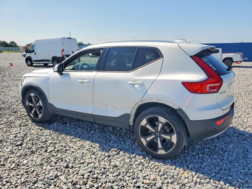 2022 VOLVO XC40 T5 MOMENTUM 2
