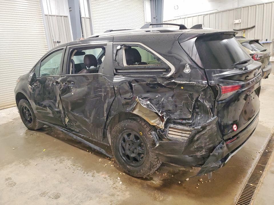 2023 TOYOTA SIENNA PLATINUM 7-PASSENGER 2