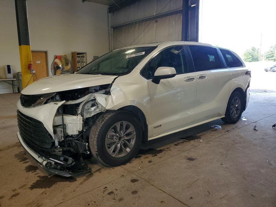 2021 TOYOTA SIENNA XLE - 1