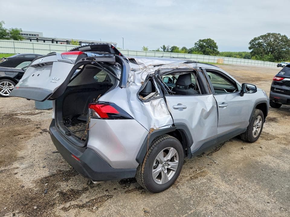 2025 TOYOTA RAV4 XLE 3