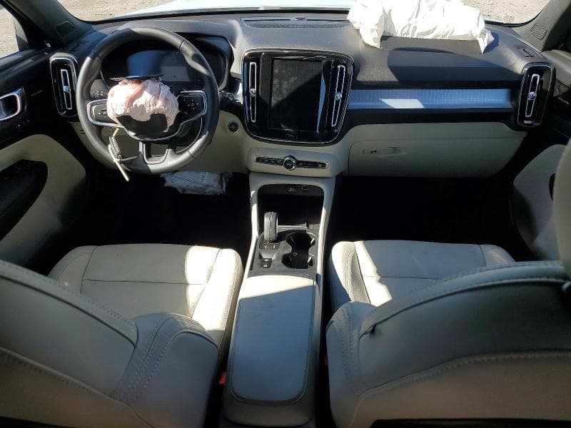 2019 VOLVO XC40 T4 MOMENTUM 8