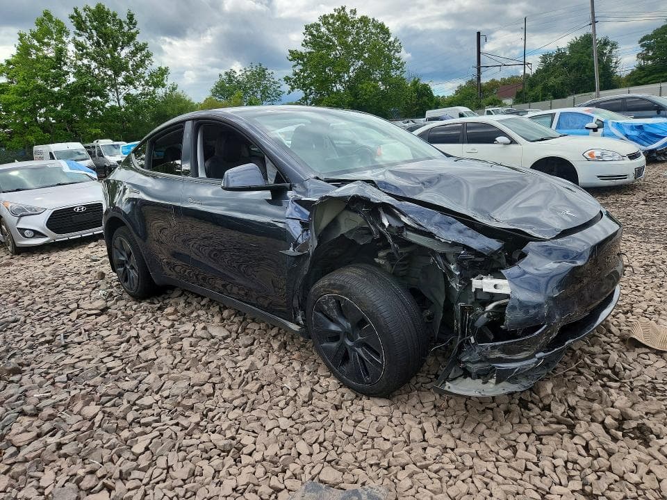2025 TESLA MODEL Y 4