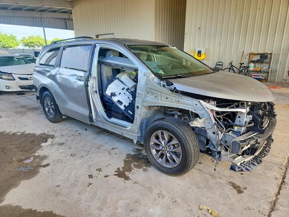 2024 TOYOTA SIENNA LE 4