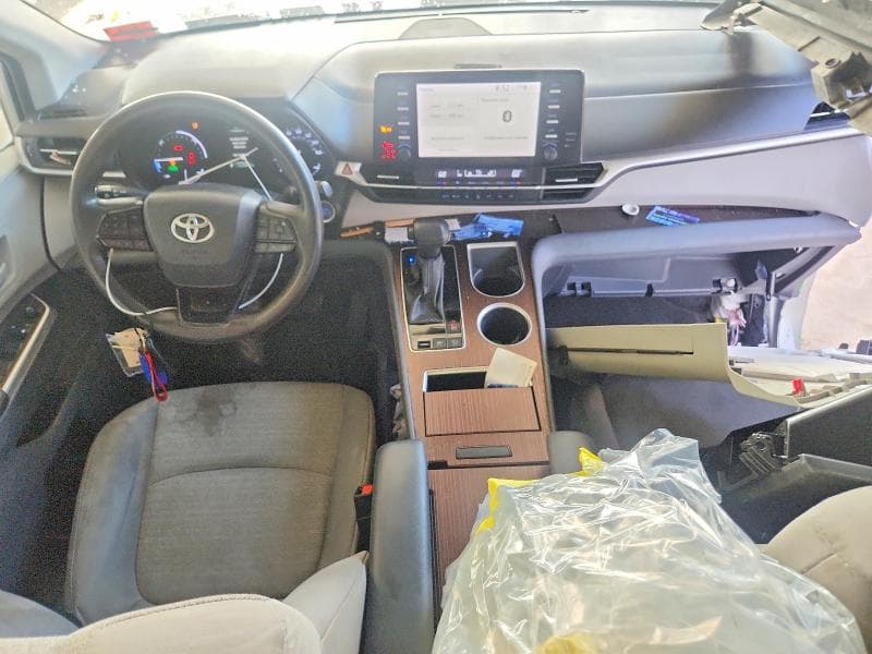 2024 TOYOTA SIENNA LE 8