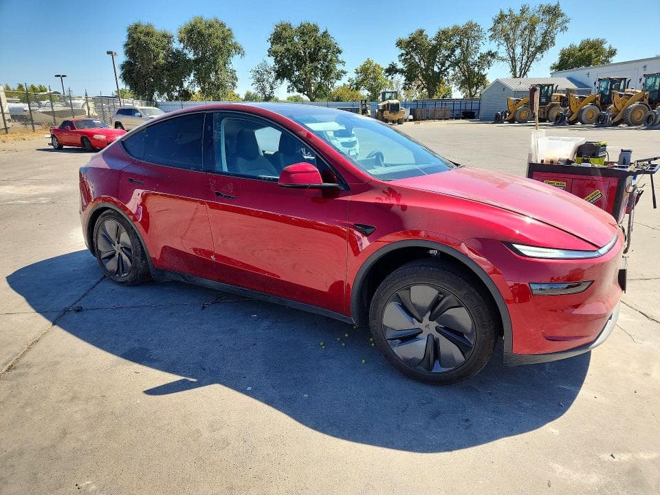 2026 TESLA MODEL Y 4
