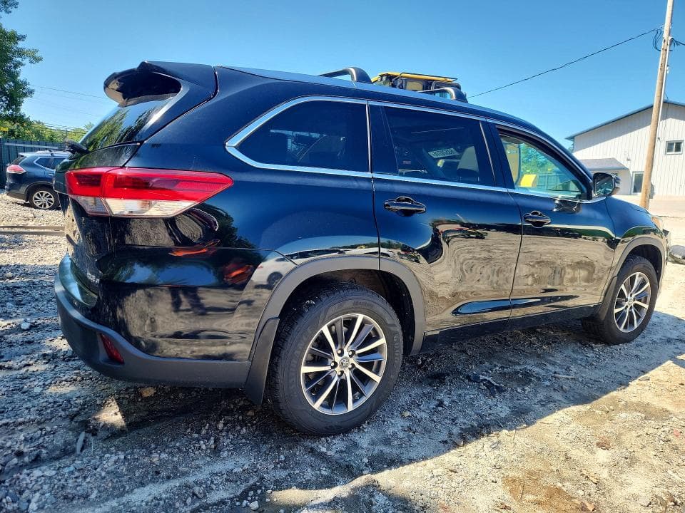 2018 TOYOTA HIGHLANDER XLE 3