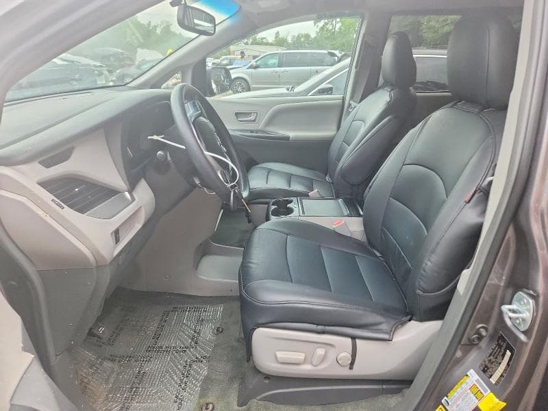 2017 TOYOTA SIENNA LE 7