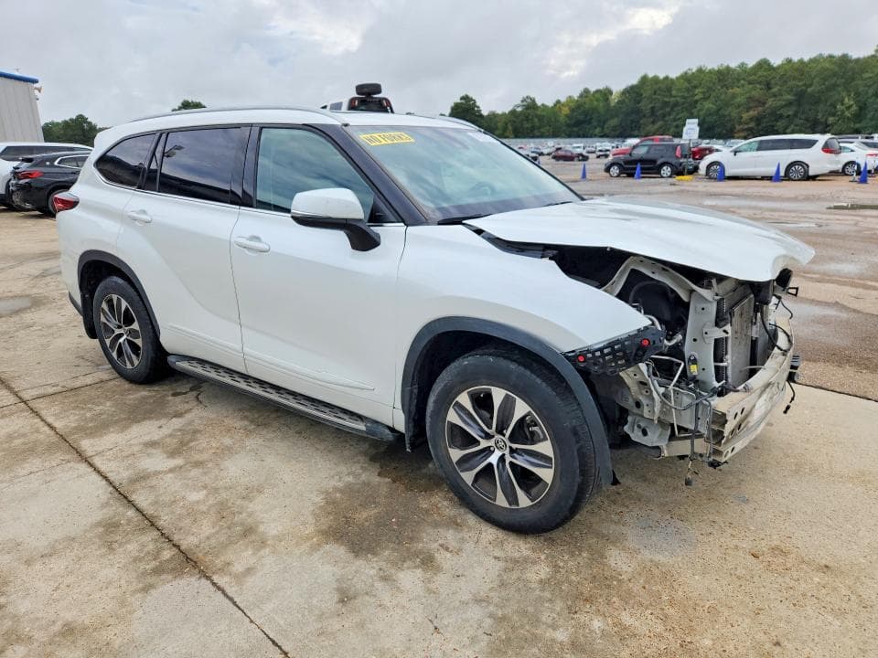 2022 TOYOTA HIGHLANDER XLE 4