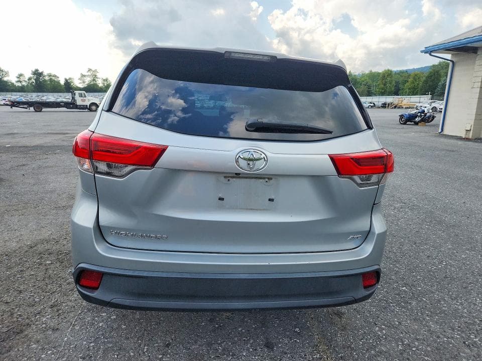 2018 TOYOTA HIGHLANDER LE 6