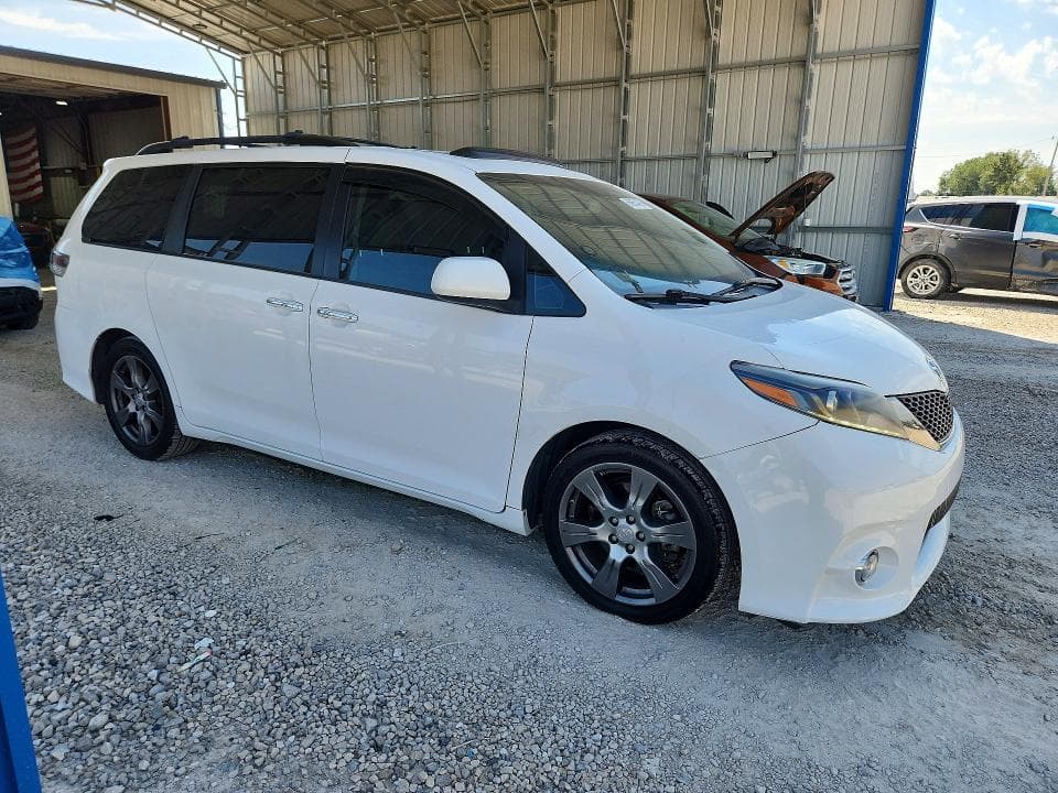 2017 TOYOTA SIENNA SE 4
