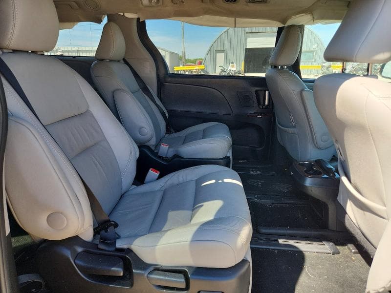 2017 TOYOTA SIENNA BASE 11