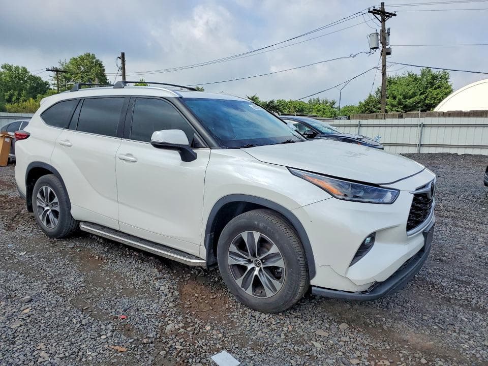 2021 TOYOTA HIGHLANDER XLE 4