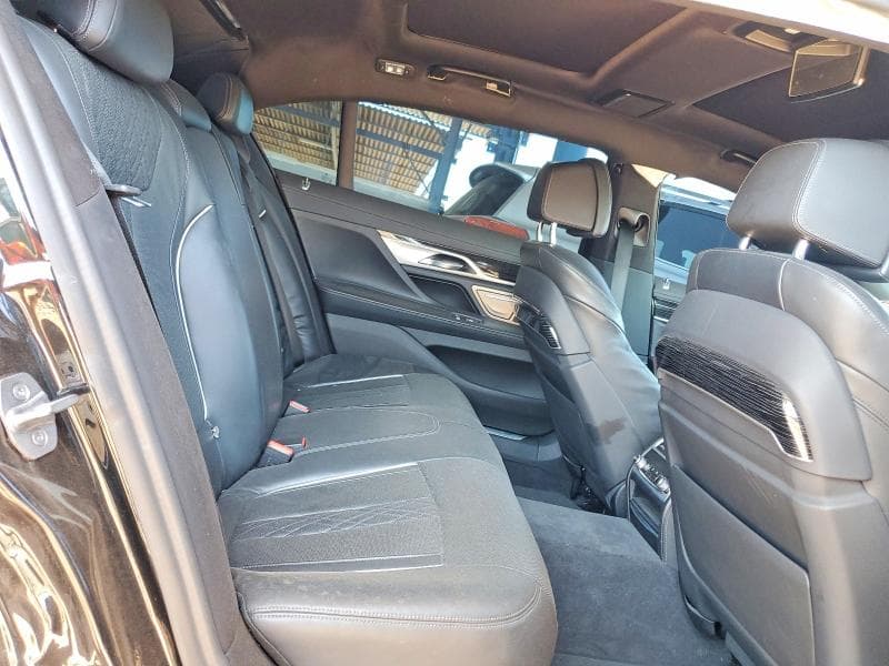 2022 BMW 750 XI 10