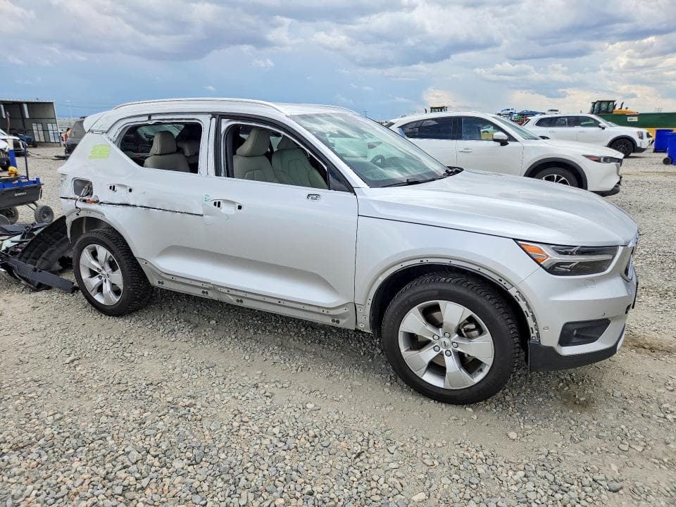 2019 VOLVO XC40 T5 MOMENTUM 4