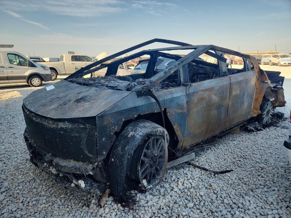 2025 TESLA CYBERTRUCK - 1