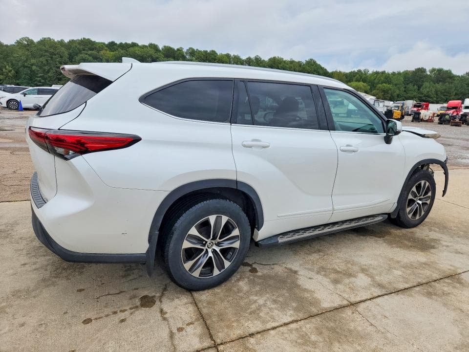 2022 TOYOTA HIGHLANDER XLE 3