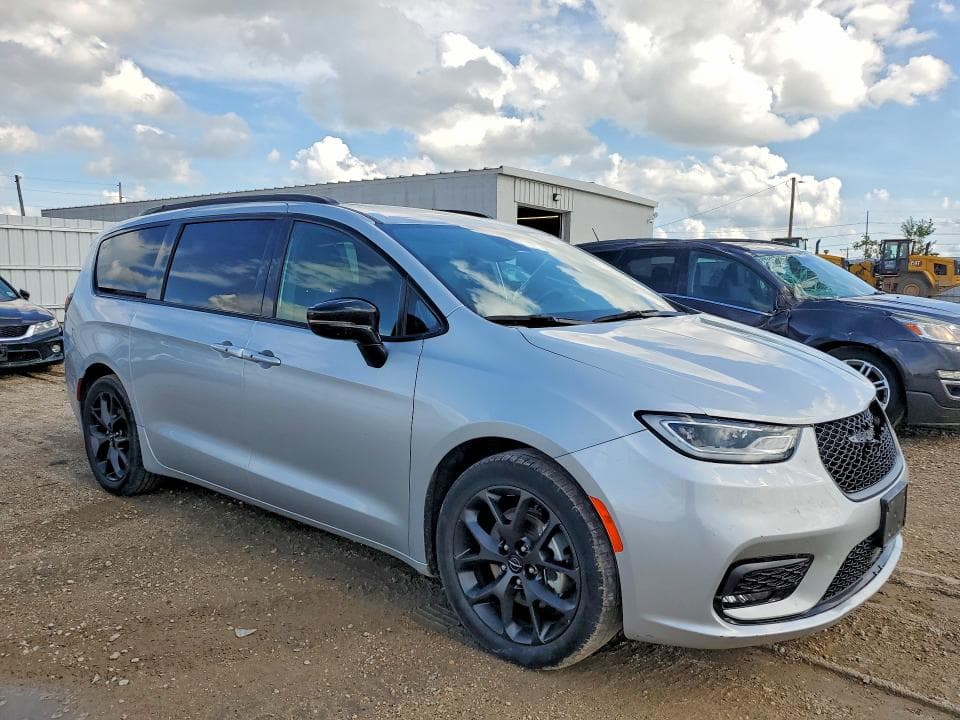 2023 CHRYSLER PACIFICA LIMITED 4