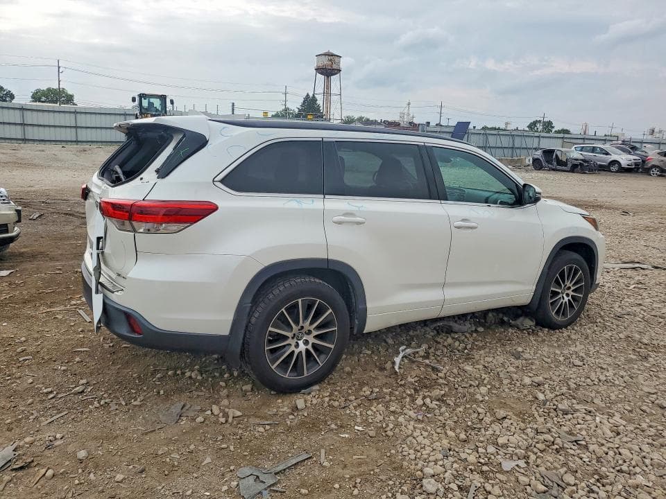 2018 TOYOTA HIGHLANDER SE 3