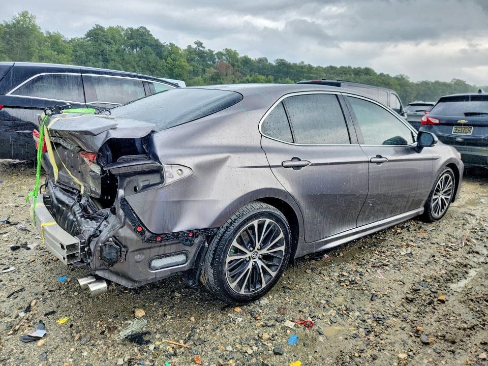 2018 TOYOTA CAMRY SE 3