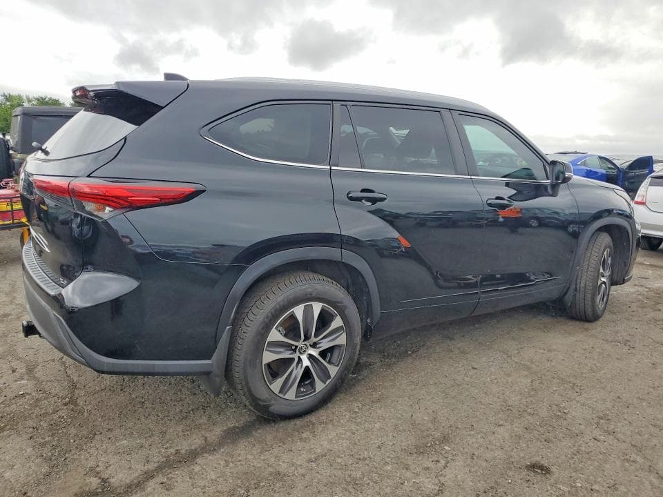 2023 TOYOTA HIGHLANDER XLE 3