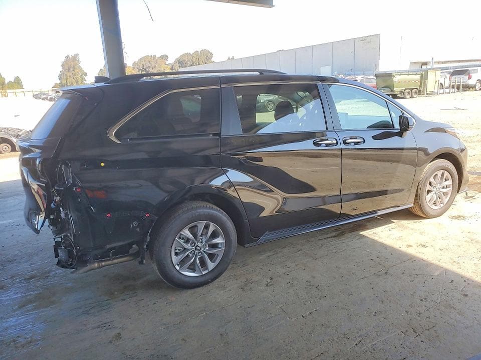 2026 TOYOTA SIENNA XLE 8-PASSENGER 3