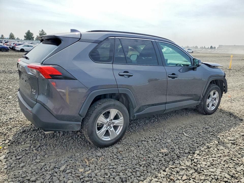 2020 TOYOTA RAV4 XLE 3