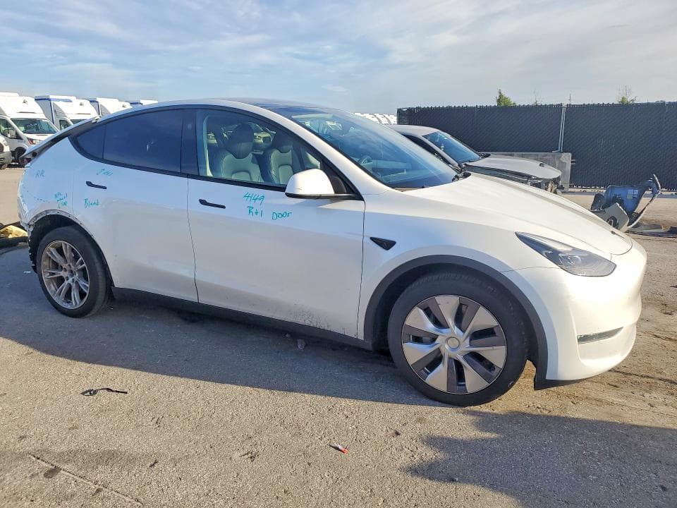 2023 TESLA MODEL Y 4