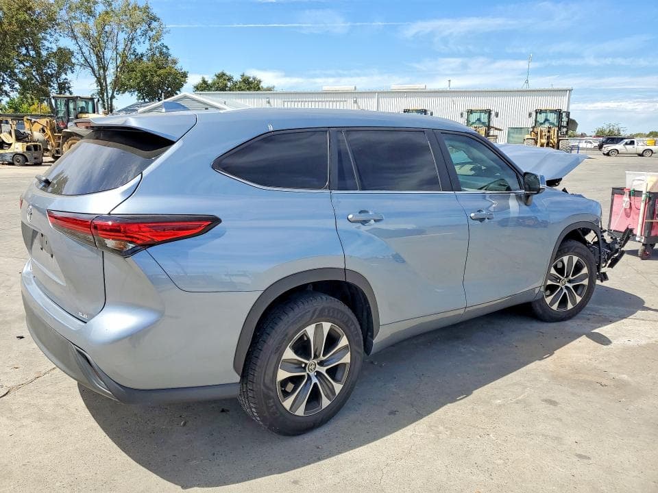 2023 TOYOTA HIGHLANDER XLE 3