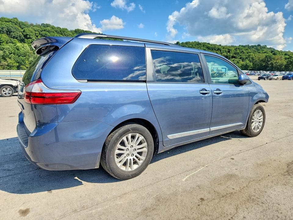 2017 TOYOTA SIENNA XLE 8-PASSENGER 3
