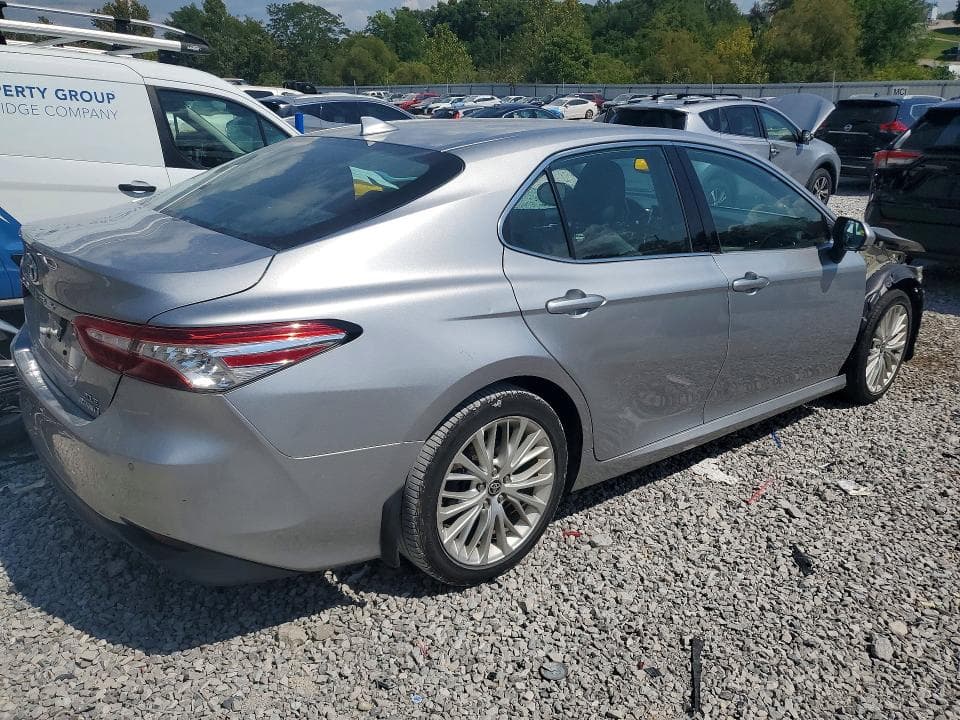 2020 TOYOTA CAMRY XLE 3