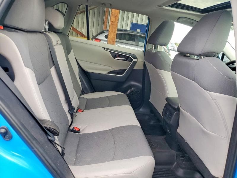 2020 TOYOTA RAV4 XLE 11