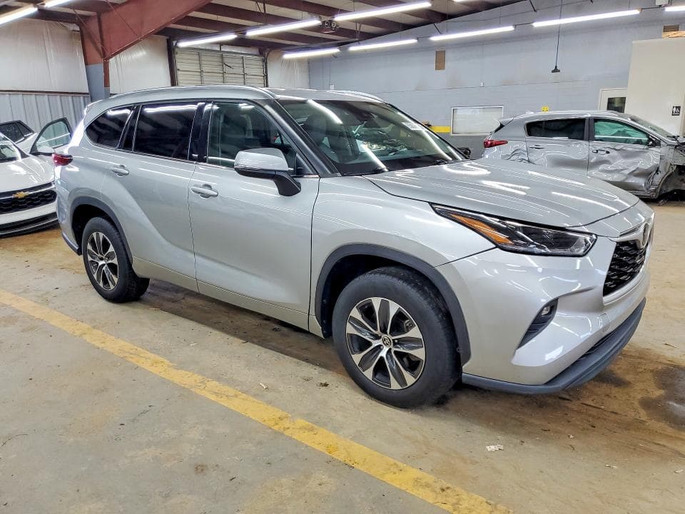 2021 TOYOTA HIGHLANDER XLE 4