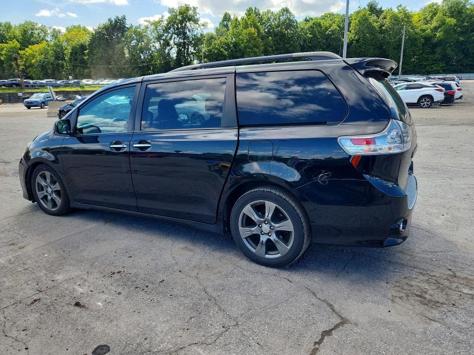 2017 TOYOTA SIENNA SE 2