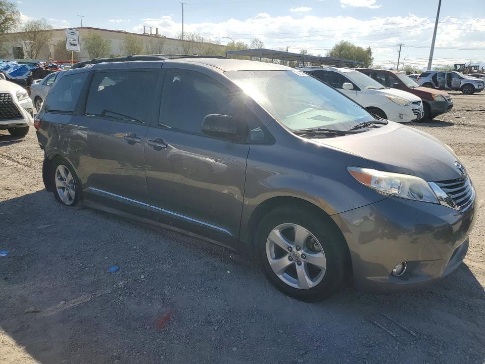 2017 TOYOTA SIENNA LE 4