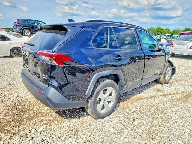 2021 TOYOTA RAV4 XLE 3