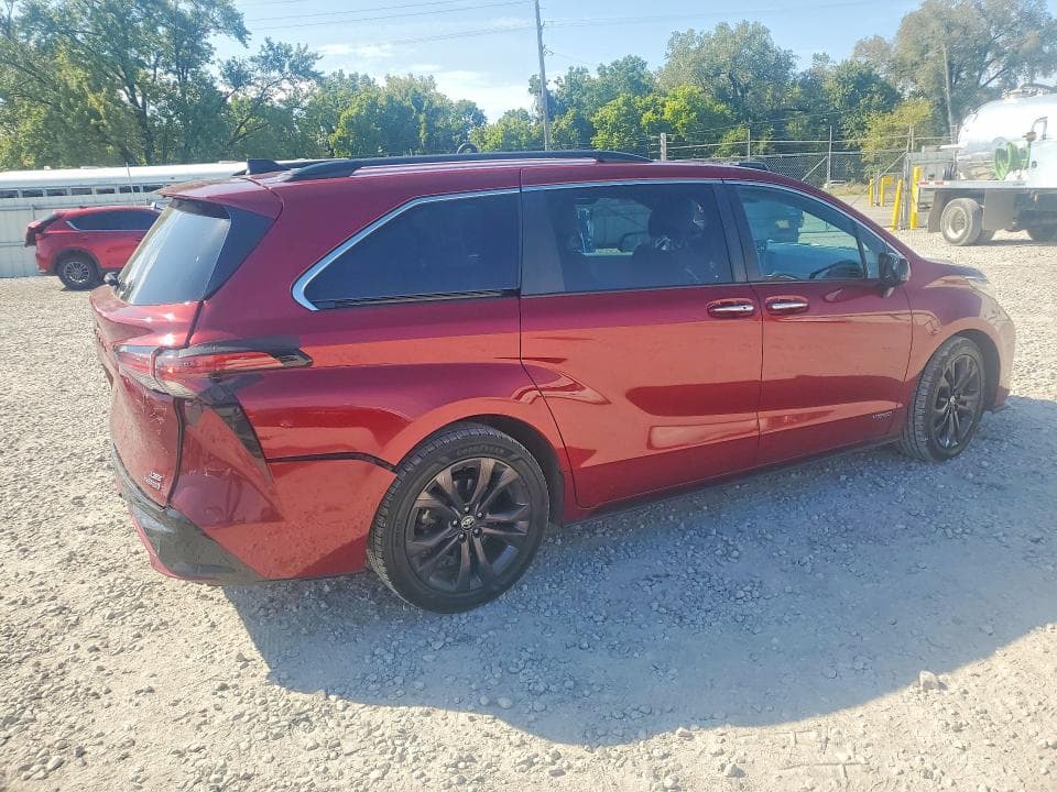 2021 TOYOTA SIENNA XSE 3