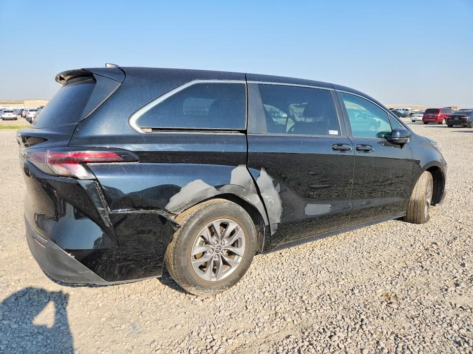 2023 TOYOTA SIENNA LE 3