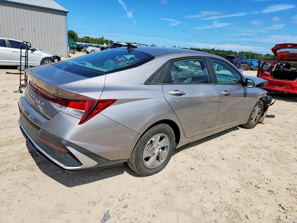 2024 HYUNDAI ELANTRA SE 3