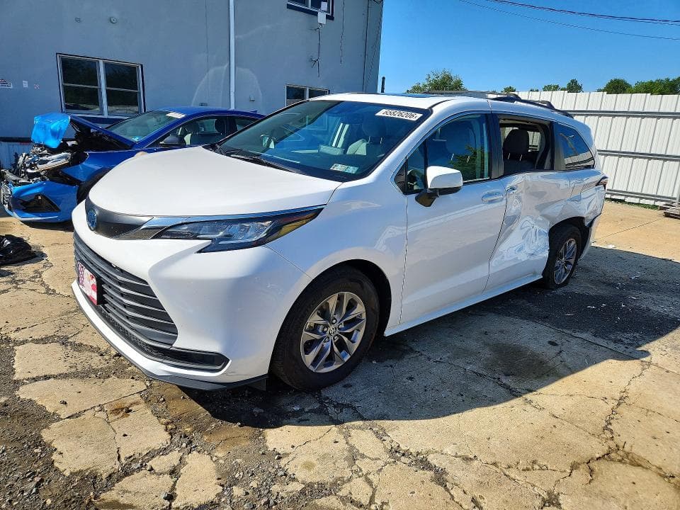 2022 TOYOTA SIENNA LE