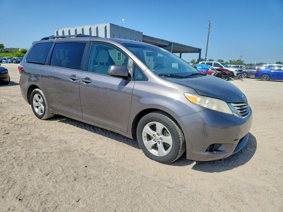 2017 TOYOTA SIENNA LE 4