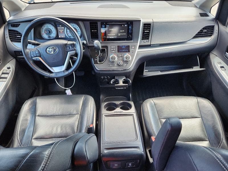 2017 TOYOTA SIENNA SE 8